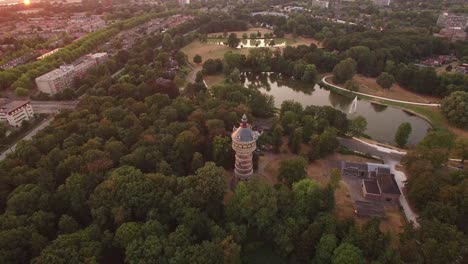 Ein-Langsamer-Und-Stetiger-Abstieg-Zu-Einem-Wasserturm,-Der-Einen-Wunderschönen-Sonnenuntergang-Offenbart