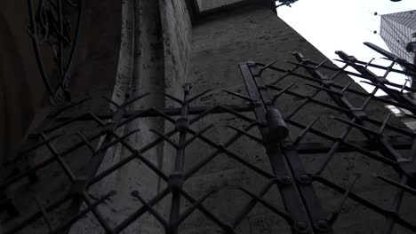 Una-Panorámica-Que-Muestra-Un-Edificio-Antiguo-Y-Luego-Una-Iglesia-Y-Un-árbol-De-Navidad