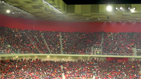 Estadio-Lleno-De-Gente-De-Albania-Bajo-La-Lluvia-Durante-El-Partido-De-Fútbol-Entre-Albania-Y-Francia-Para-El-Torneo-De-Clasificación-Del-Campeonato-Europeo-De-La-Uefa