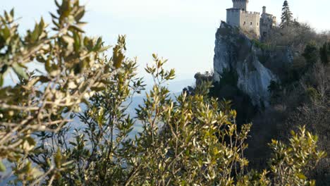 Kippen-Sie-Den-Alten-Cesta-Turm-Am-Rand-Einer-Klippe-In-San-Marino-Frei