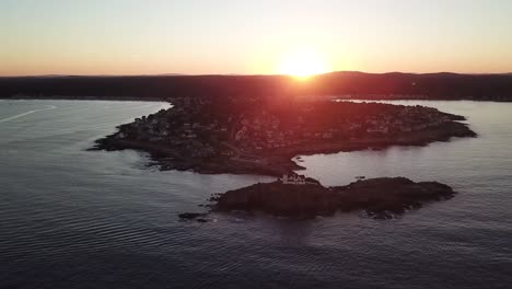 Vídeo-Aéreo-De-Drones-De-La-Costa-Del-Océano-Y-El-Faro-Al-Atardecer-En-El-Faro-De-Nubble-Cerca-De-Cabo-Neddick-Y-La-Playa-De-York,-Maine,-Estados-Unidos-De-América