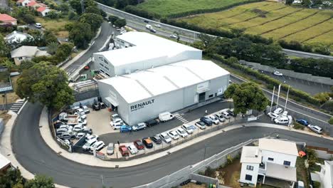 Luftdrohnenflug-über-Einem-Renault-Autohaus-Und--Reparaturzentrum-In-Saint-Pierre,-La-Réunion