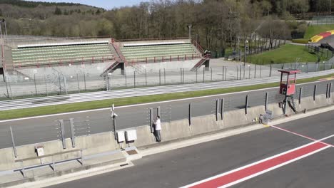 Supercoches-Saliendo-Del-Pit-Lane-En-El-Circuito-De-Spa-Francorchamps-El-Día-De-Práctica