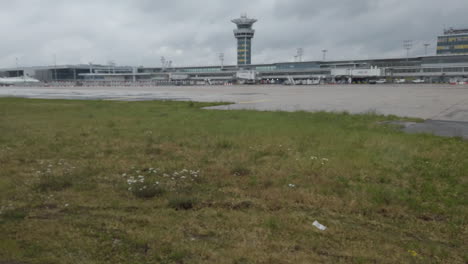 Blick-Auf-Die-Infrastruktur-Des-Flughafens-Paris-Orly,-Vom-Passagiershuttle-Bis-Zum-Flugzeug,-Dem-Kontrollturm,-Den-Terminals,-Den-Landebahnen,-Dem-Rollfeld-Usw.