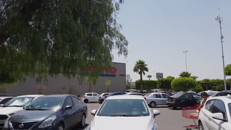 Vista-Panorámica-Del-Estacionamiento-De-Costco-En-Un-Día-Muy-Caluroso