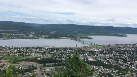 Vista-De-Point-a-la-Croix,-Quebec-Y-Campbellton,-New-Brunswick-Desde-El-Pan-De-Azúcar-En-Julio