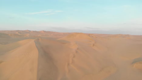 Luftaufnahmen-Der-Wüstensanddünen-In-Peru-Huacachina