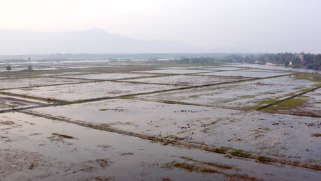 Drohne-Fliegt-über-Salzplantagen-Und-Reisfelder-In-Kambodscha