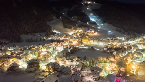 Night-view-of-the-village-of-San-Vigilio-di-Marebbe,-in-Sough-Tirol,-Italy