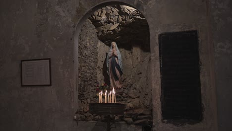 Candles-shining-and-oscillating-in-Church