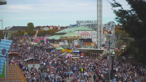 Viele-Menschen-In-Traditioneller-Tracht---Lederhosen---Dirndl-Kleidung-Laufen-über-Die-Berühmte-Bayerische-Wiesn-In-München