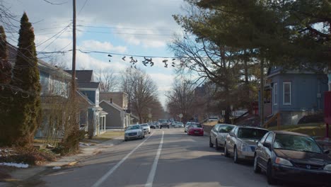 Indiana-College-Town-Road-Con-Zapatos-Colgando-De-La-Línea-Eléctrica