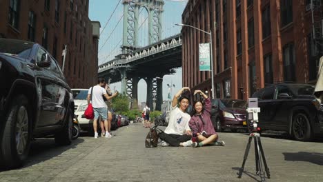 Asiatisches-Touristenpaar-Macht-Selfie-Mit-Brooklyn-Bridge-In-New-York-City,-Asiatisches-Herz