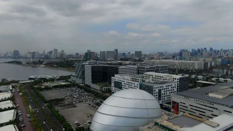 Una-Toma-Del-Horizonte-Del-Metro-De-Manila,-Moviéndose-Hacia-Abajo-Para-Revelar-El-Complejo-De-Cines-Moa-Imax