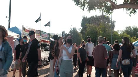 Multitud-De-Personas-Caminando-Por-El-Festival-Gastronómico