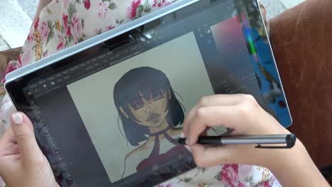 Girl-drawing-a-portrait-with-a-graphics-tablet
