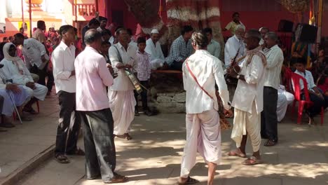 Músicos-Del-Pueblo-Tocando-Música-Folclórica-En-Un-Templo-Local-Durante-Un-Festival-Hindú.