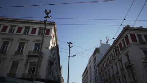 Frente-A-Los-Edificios-En-El-Centro-De-La-Ciudad-De-Atenas,-Grecia,-Arquitectura-Griega,-Estilo-De-Vida-Urbano,-Movimiento-Cinematográfico-Suave-De-La-Cámara-Tomada-El-Día.