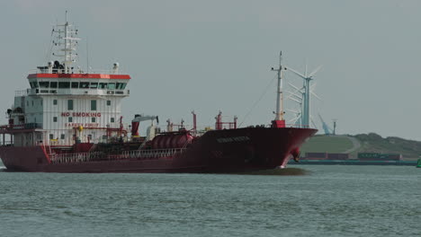 Petrolero-Bomar-Vesta-Navegando-Cerca-De-Turbinas-Eólicas-En-El-Puerto-De-Rotterdam