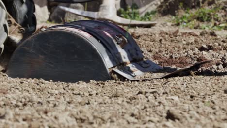 Landwirt-Fährt-Im-Frühjahr-Einen-Kleinen-Handtraktor-Zur-Bodenbearbeitung,-Um-Den-Boden-Für-Die-Gartenarbeit-Vorzubereiten