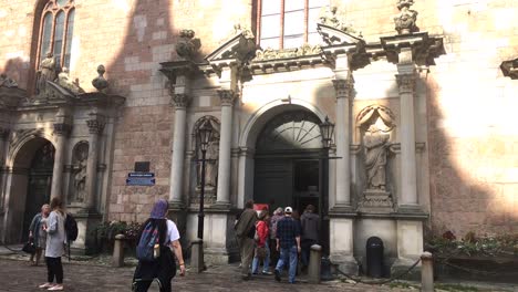 People-entering-the-Riga´s-Cathedral-in-Latvia