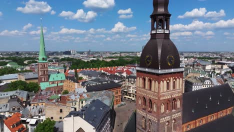 Toma-Cinematográfica-De-Establecimiento-Sobre-La-Catedral-De-Riga,-La-Plaza-De-La-Cúpula-En-El-Casco-Antiguo-De-Letonia.