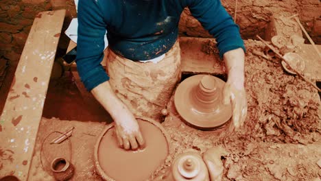 Vista-Superior-Del-Artesano-Trabajando-En-Su-Taller-De-Cerámica