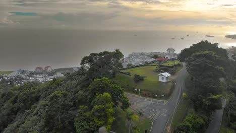 Vista-Aérea-De-Fort-George-En-Trinidad-Al-Atardecer