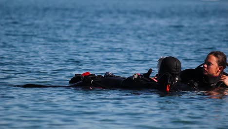 Taucher-Führen-Ein-Rettungsszenario-Im-Wasser-Durch