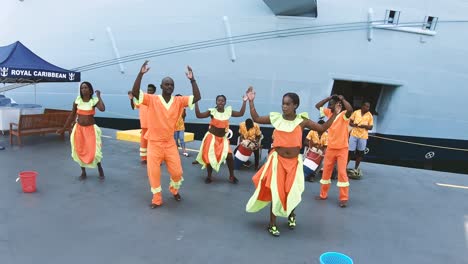 Gente-Local-En-La-Isla-Labadee,-Haití-Bailando-Y-Cantando-Cerca-De-Un-Crucero-Royal-Caribbean