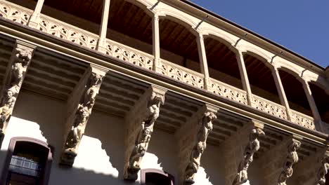 Salamanca,-España---7-De-Diciembre-De-2019:-Hermosos-Balcones-Vistos-Desde-El-Fondo-De-La-Plaza-De-Salamanca.