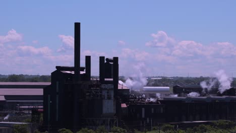 Fabriken,-Die-An-Einem-Sonnigen-Tag-Mit-Blauem-Himmel-Luftverschmutzung-Verursachen