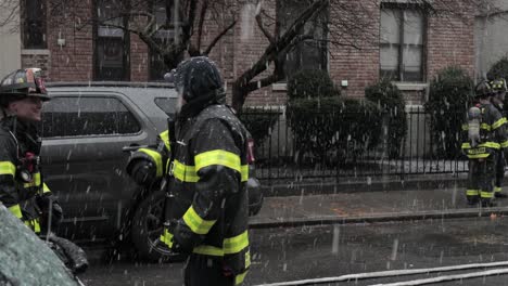 Bomberos-De-Fdny-Bajo-Fuertes-Nevadas-Evaluando-La-Situación-Del-Incendio-Del-Cable-De-Alimentación-Cónico---Plano-Medio