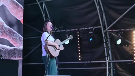 Cantando-En-Regents-Street-Antes-De-Wembley,-Londres,-Reino-Unido.