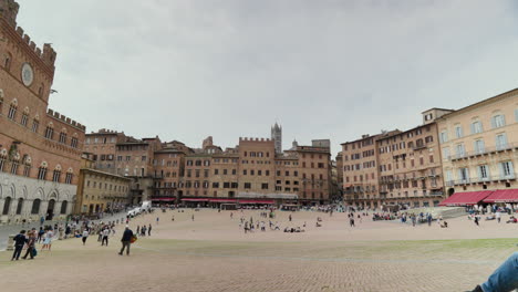 Bustling-Piazza-del-Campo,-historic-center-of-Siena,-Italy,-with-tourists