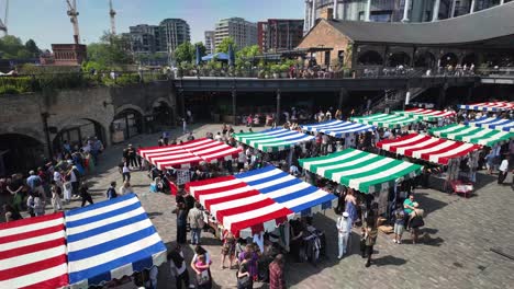 Multitudes-Ocupadas-Explorando-Los-Puestos-Del-Mercado-Local-En-El-Patio-De-Lanzamientos-De-Carbón-En-Kings-Cross.