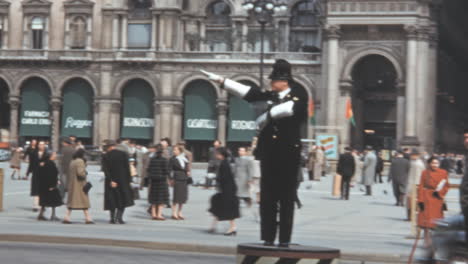 Mailänder-Verkehrspolizist-Lenkt-In-Den-1950er-Jahren-Die-Fahrzeuge-In-Der-Geschäftigen-Innenstadt