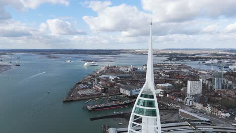 Vuele-Cerca-De-Los-Muelles-Del-Muelle-De-Armas-De-La-Torre-Spinnaket-Con-Vistas-Al-Puerto-Interior,-Portsmouth,-HMS-Warrior-Y-Los-Astilleros-Navales-Con-Ferries-Pasando