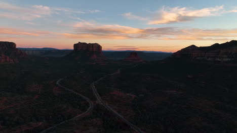 Landschaft-Aus-Roten-Felsen-Und-Engen-Straßen-In-Sedona,-Arizona-Bei-Sonnenuntergang---Luftaufnahme-Per-Drohne