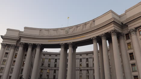 Edificio-Del-Ministerio-De-Relaciones-Exteriores-De-Ucrania-En-La-Ciudad-De-Kyiv-Ucrania,-Edificio-Gubernamental,-Toma-Estática-De-4k