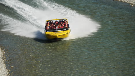 Emocionante-Paseo-En-Lancha-Rápida-Por-El-Río-Shotover,-Queenstown,-Nueva-Zelanda