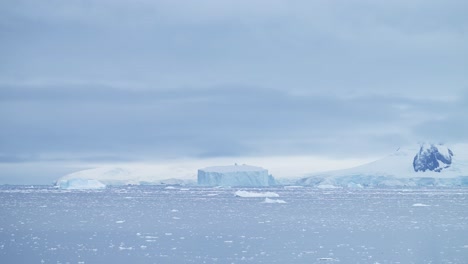 Paisaje-Antártico-De-Icebergs-Y-Hielo-En-La-Península-Antártica-En-Un-Vasto-Y-Espectacular-Paisaje,-Hermoso-Paisaje-Marino-Con-Grandes-Formas-Inusuales-En-Una-Mínima-Y-Minimalista-Escena-Costera-De-Invierno-Azul