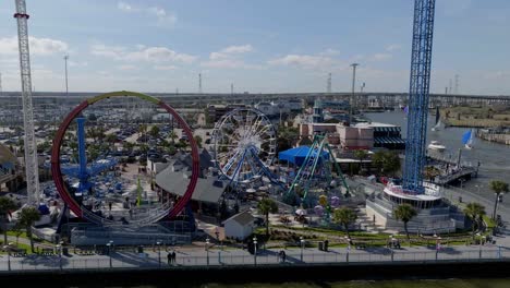 Luftaufnahme-Der-Fahrgeschäfte-Auf-Dem-Kemah-Boardwalk-Im-Sonnigen-Texas,-USA---Orbit,-Drohnenaufnahme