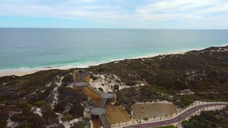 órbita-Aérea-De-La-Torre-De-Vigilancia-Costera-En-La-Playa-De-Amberton,-Perth