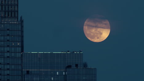 Azotea-De-Gran-Altura-De-La-Ciudad-De-Nueva-York-Con-Luna-Llena-Saliendo-Con-Nubes-Pasando