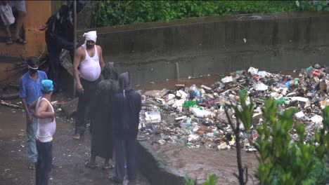 Lokale-Suche-Nach-Abwasser-Und-Plastikverschmutzung-Und-Verstopfung-Durch-Starken-Regen-In-Mumbai