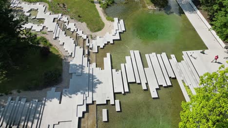 Grüner-Park-An-Einem-Schönen-Sommertag,-Umgeben-Von-üppigem-Wasser,-Grün-Und-Gras