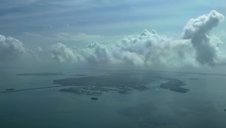 Vista-Lateral-Aérea-De-Venecia-Tomada-Desde-La-Cabina-De-Un-Avión-En-Una-Mañana-Brumosa