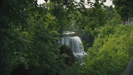 Pintoresca-Cascada-Enmarcada-Por-Un-Denso-Follaje-Verde-En-Rastoke,-Croacia