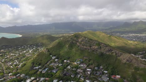 Toma-De-Drone-De-La-Caminata-Por-Un-Pastillero-De-Lanikai-En-Oahu,-Hawaii